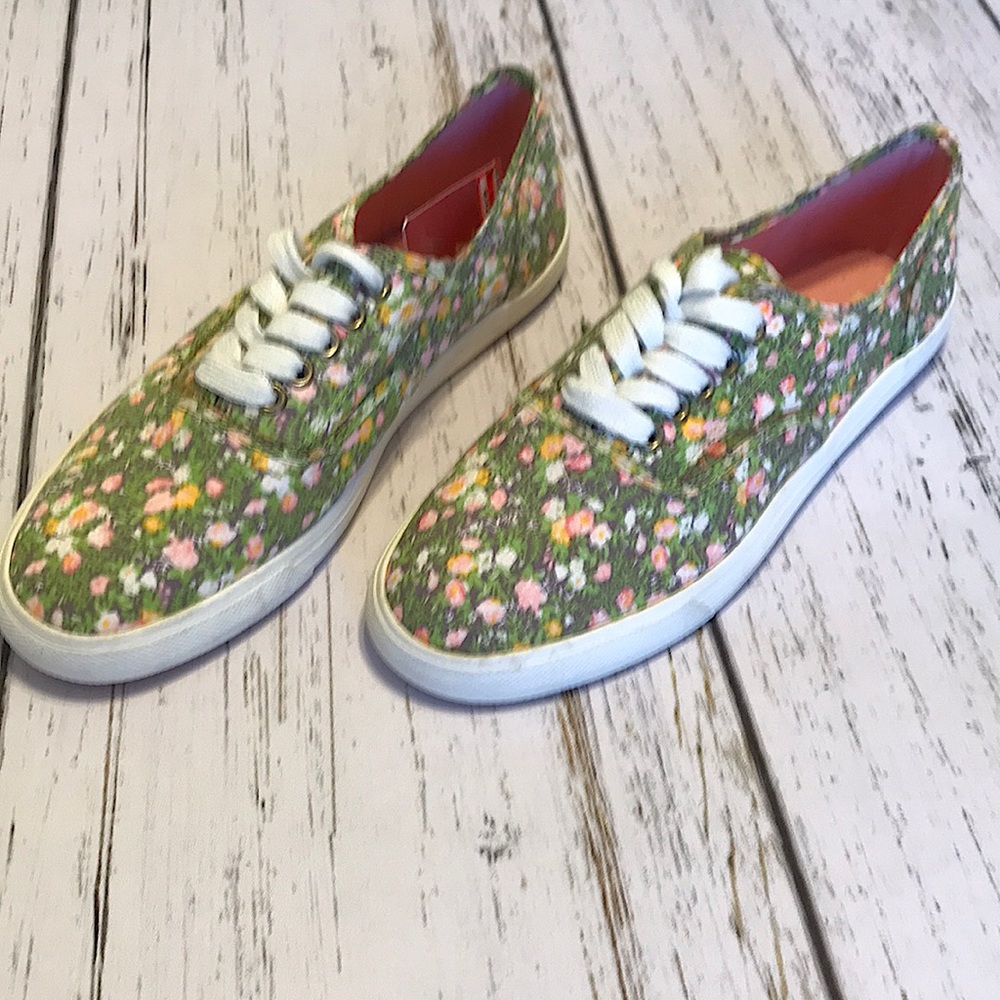 Women’s canvas flat shoes